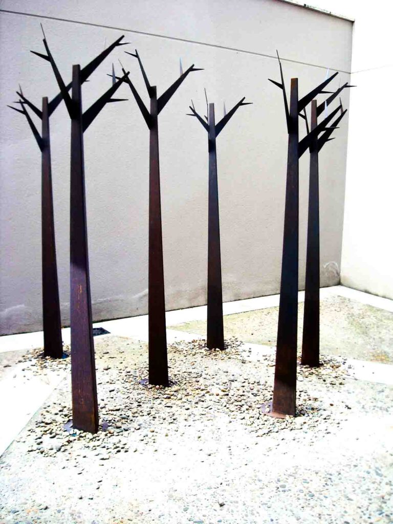 Arboleda de varios árboles de metal